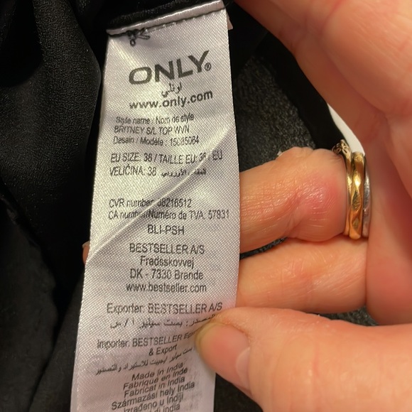 Sleeveless top with purposeful fraying - Picture 5 of 5